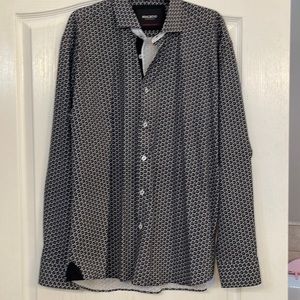 Mens Shirt This is a button up dress shirt